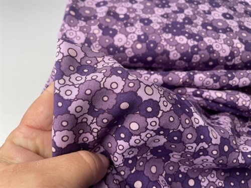 Fastvævet viscose - skønne blomster i lilla toner